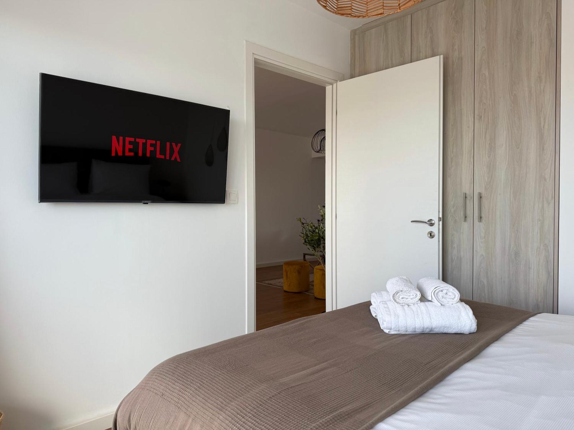 Th0 Futuristic Luxury Two Bedrooms With High-tech Amenities