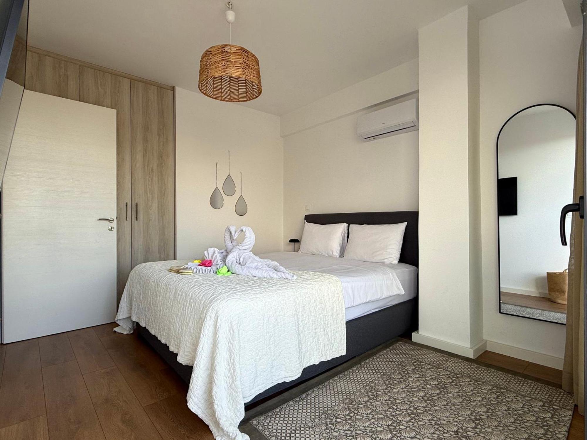 Th0 Futuristic Luxury Two Bedrooms With High-tech Amenities