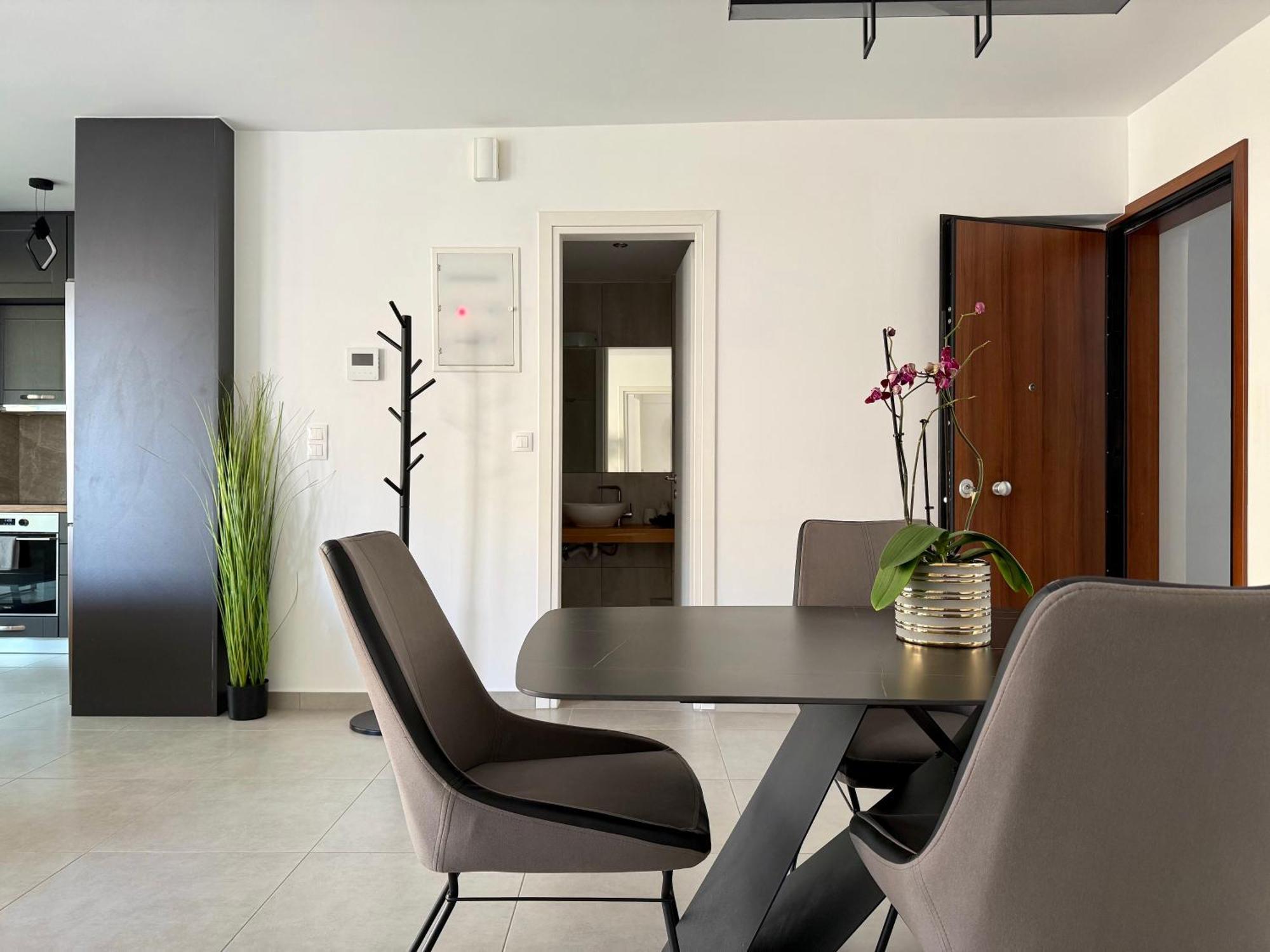 Th0 Futuristic Luxury Two Bedrooms With High-tech Amenities