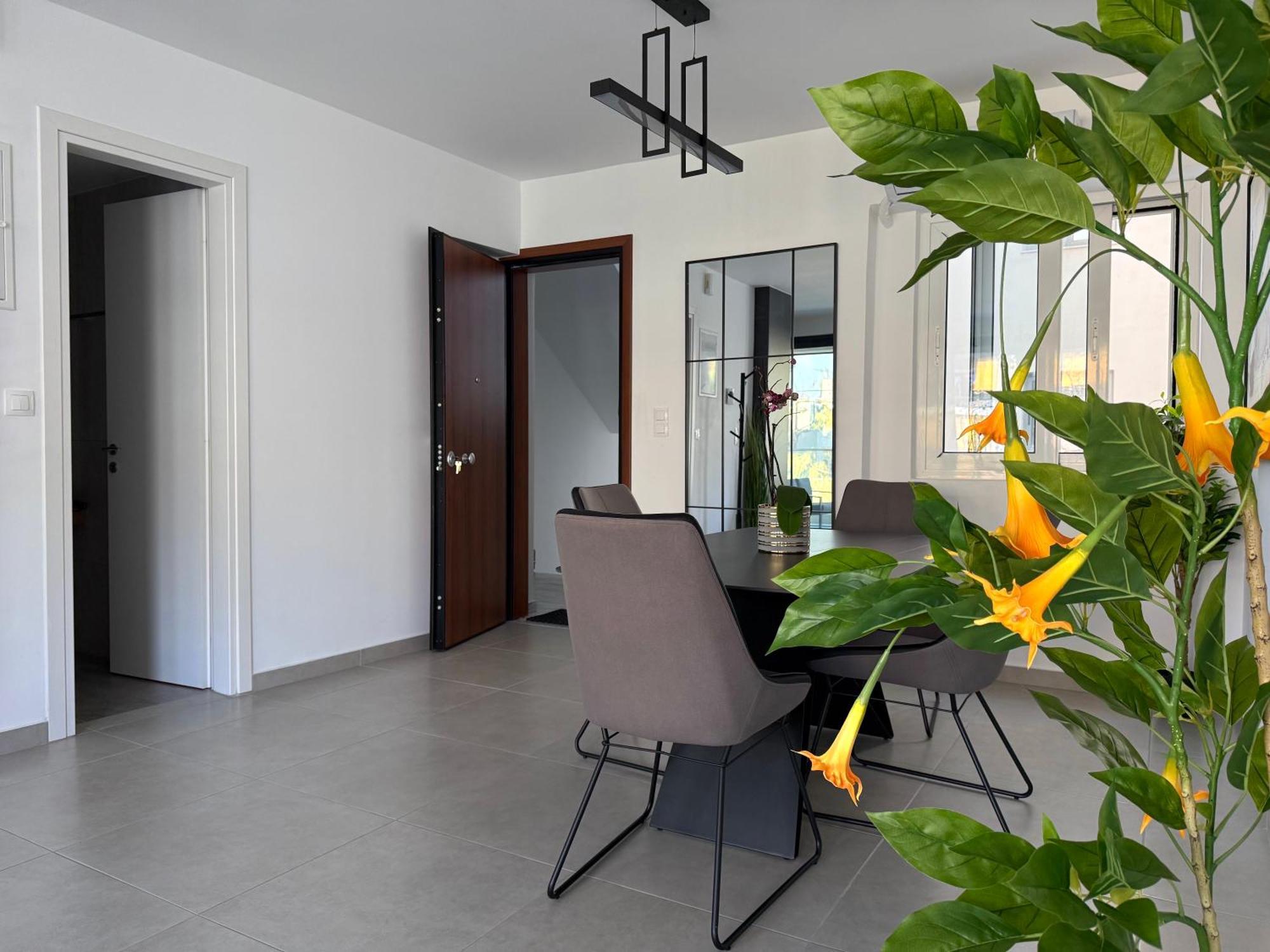 Th0 Futuristic Luxury Two Bedrooms With High-tech Amenities Apartment