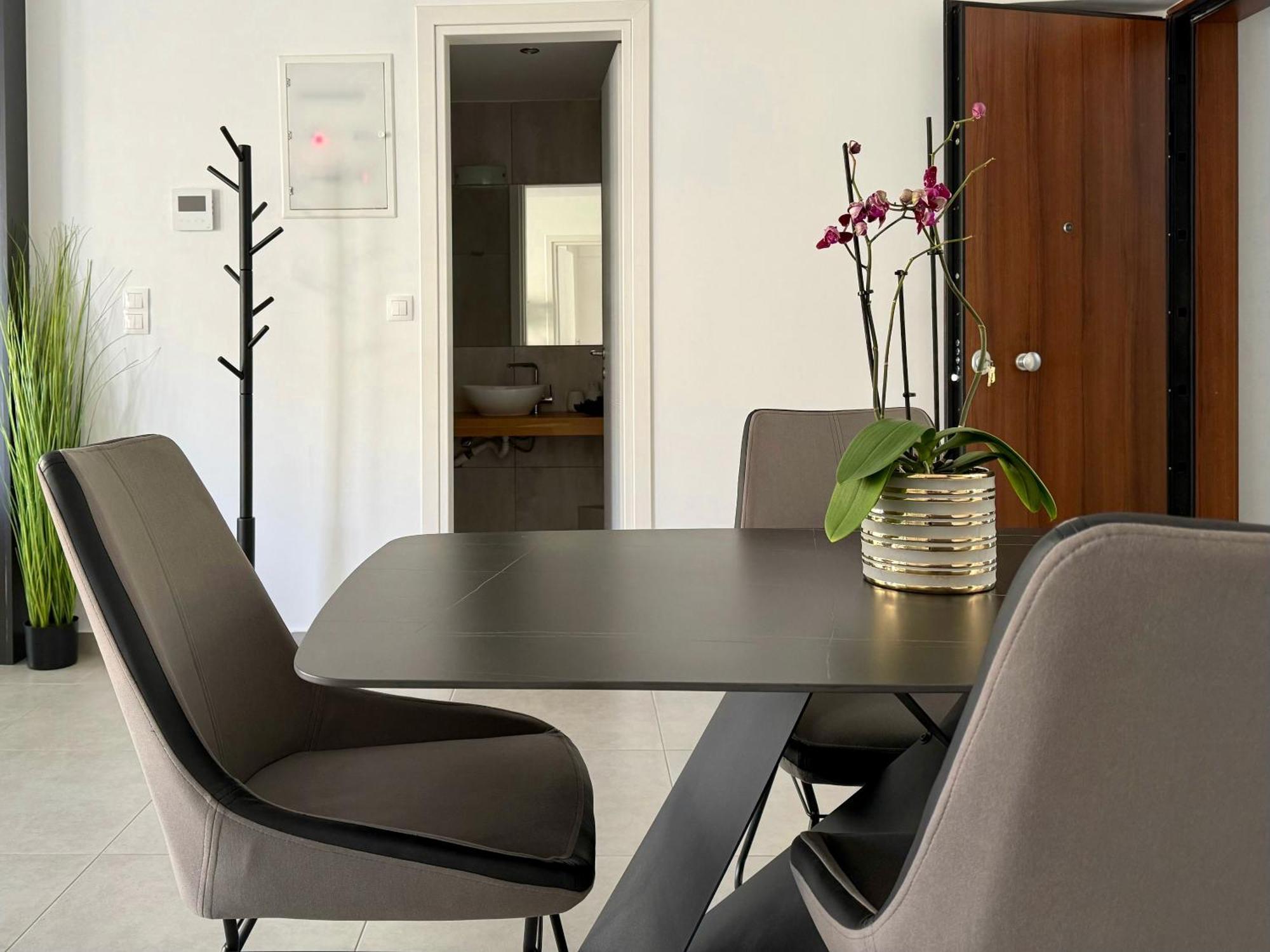 Th0 Futuristic Luxury Two Bedrooms With High-tech Amenities